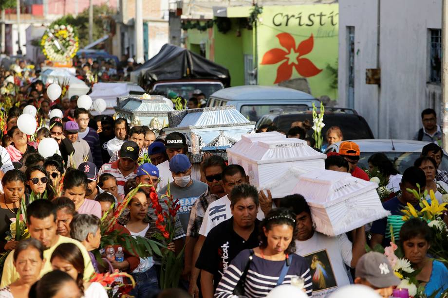 Familiares velam vítimas do terremoto que matou mais de 200 pessoas no México - 21/09/2017