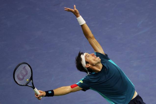 O argentino Leonardo Mayer saca a bola durante partida contra o espanhol Rafael Nadal, no US Open em, Nova York O argentino Leonardo Mayer saca a bola durante partida contra o espanhol Rafael Nadal, no US Open em, Nova York