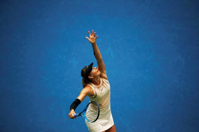 A russa Maria Sharapova saca a bola na partida contra Anastasija Sevastova, da Letónia A russa Maria Sharapova saca a bola na partida contra Anastasija Sevastova, da Letónia
