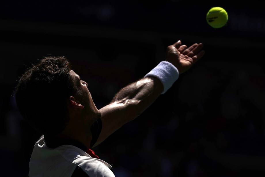 O espanhol Pablo Carreno Busta saca a bola durante partida contra Diego Schwartzman, da Argentina, no US Open, em Nova York