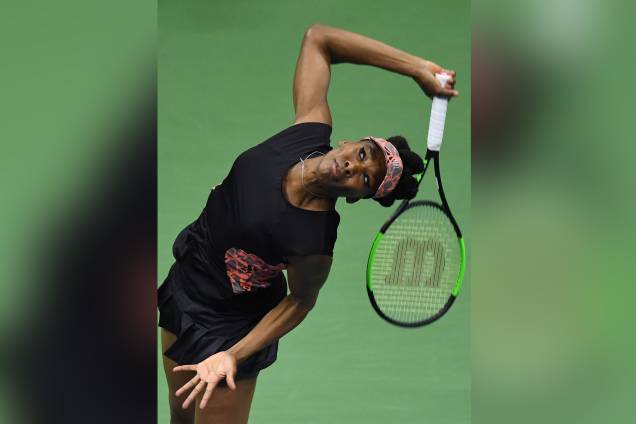 A americana Venus Williams realiza o saque na semifinal do US Open, contra Sloane Stephens, em Nova York, nos Estados Unidos A americana Venus Williams realiza o saque na semifinal do US Open, contra Sloane Stephens, em Nova York, nos Estados Unidos