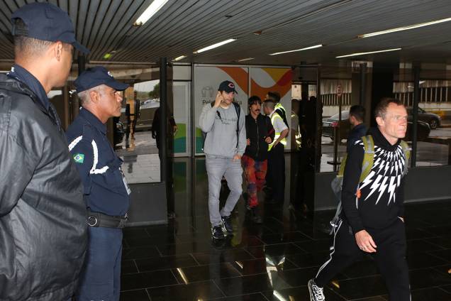 Ator Ashton Kutcher chega no aeroporto no Rio de Janeiro para casamento de Michelle Alves e Guy Oseary Ator Ashton Kutcher chega no aeroporto no Rio de Janeiro para casamento de Michelle Alves e Guy Oseary