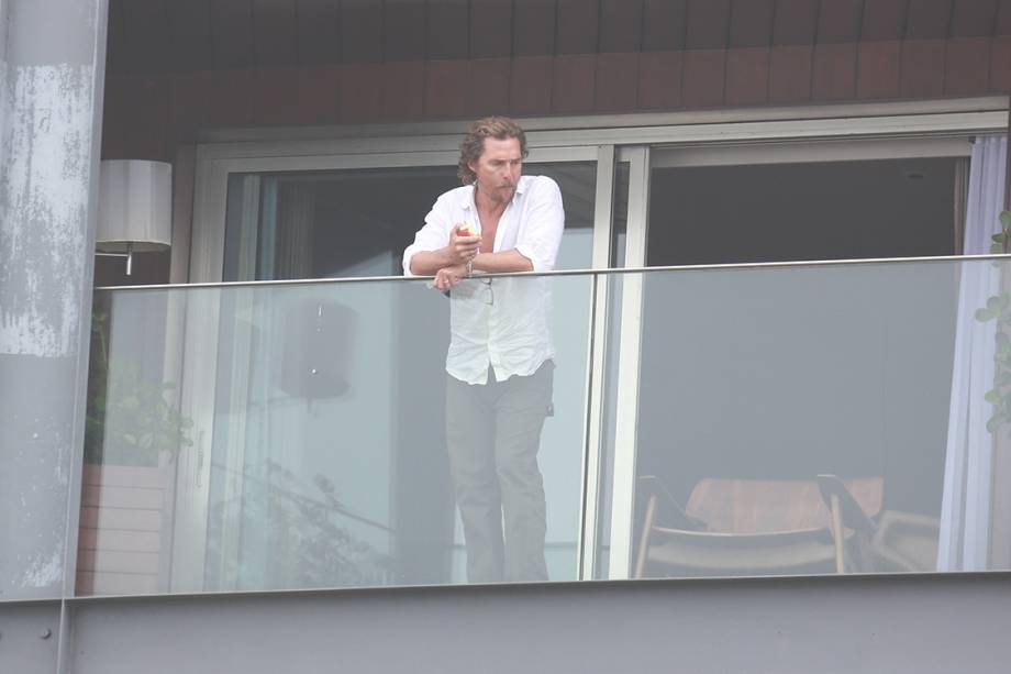 Ator Matthew McCounaghey na varanda do Hotel Fasano, no Rio de Janeiro