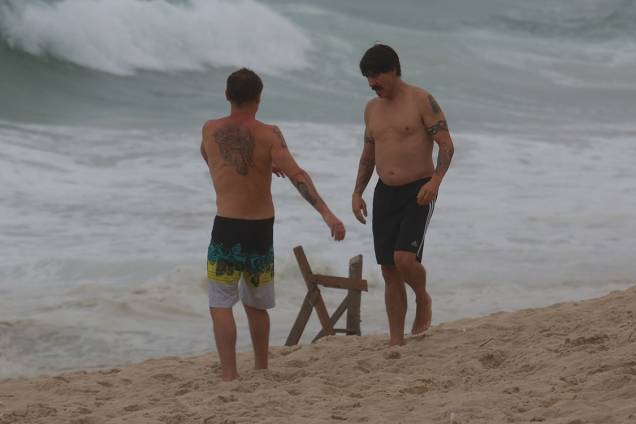 Anthony Kiedis e Flea, integrantes do Red Hot Chilli Peppers, se banham na praia de Ipanema, no Rio de Janeiro Anthony Kiedis e Flea, integrantes do Red Hot Chilli Peppers, se banham na praia de Ipanema, no Rio de Janeiro