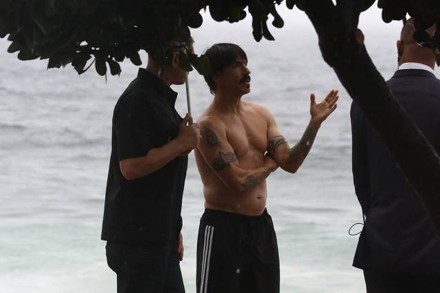 Anthony Kiedis e Flea, integrantes do Red Hot Chilli Peppers, se banham na praia de Ipanema, no Rio de Janeiro Anthony Kiedis e Flea, integrantes do Red Hot Chilli Peppers, se banham na praia de Ipanema, no Rio de Janeiro