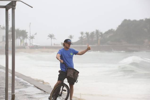 Ator Owen Wilson se banha na praia de Ipanema, no Rio de Janeiro Ator Owen Wilson se banha na praia de Ipanema, no Rio de Janeiro