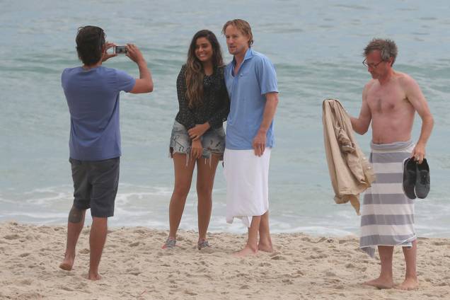 Owen Wilson tira foto com fãs na praia de Ipanema, no Rio de Janeiro Owen Wilson tira foto com fãs na praia de Ipanema, no Rio de Janeiro