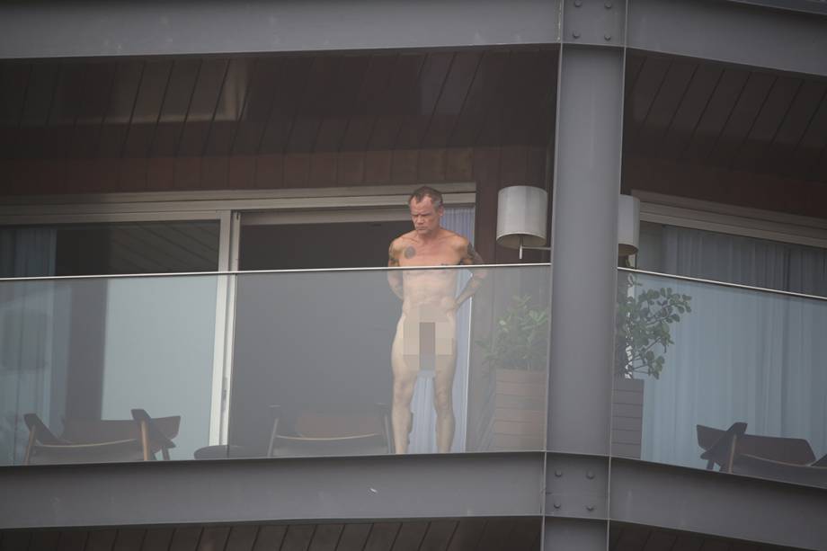Flea, do Red Hot Chilli Peppers, aparece nu na varanda de seu quarto do Hotel Fasano, no Rio de Janeiro