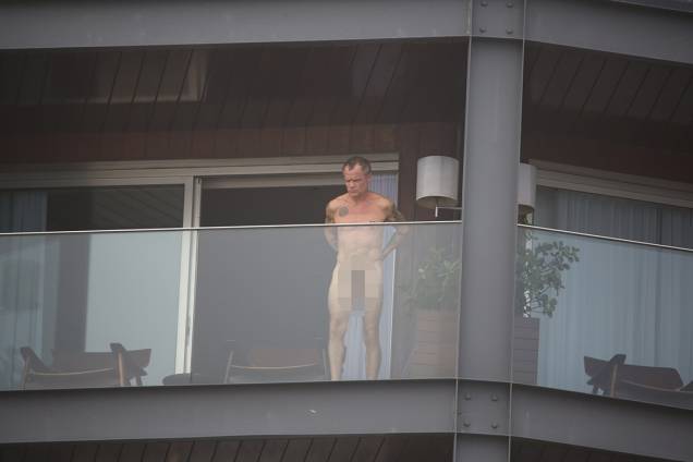 Flea, do Red Hot Chilli Peppers, aparece nu na varanda de seu quarto do Hotel Fasano, no Rio de Janeiro Flea, do Red Hot Chilli Peppers, aparece nu na varanda de seu quarto do Hotel Fasano, no Rio de Janeiro