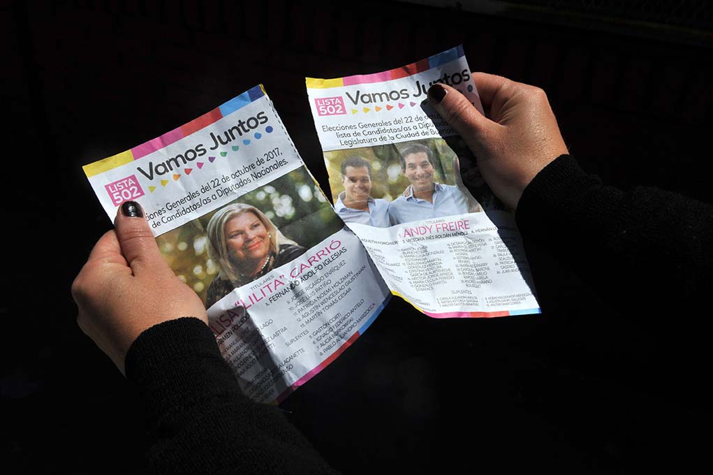 Argentina rasga a cédula de votação em eleição de Buenos Aires, 22 de outubro de 2017