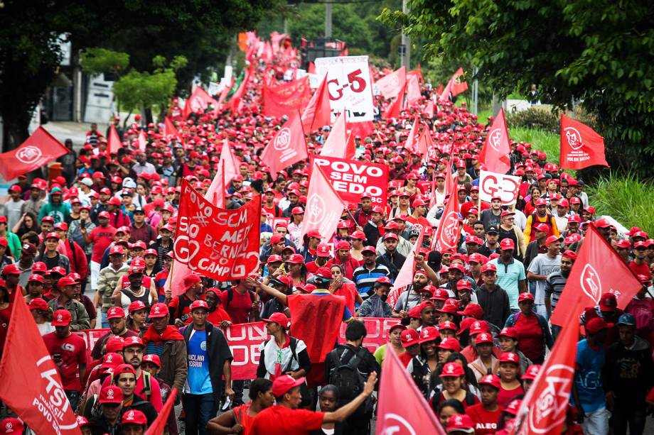 A ocupação Povo Sem Medo, organizada  pelo Movimento dos Trabalhadores Sem Teto (MTST), realiza passeata em São Bernardo do Campo (SP), rumo ao Palácio dos Bandeirantes, sede do governo paulista - 31/10/2017