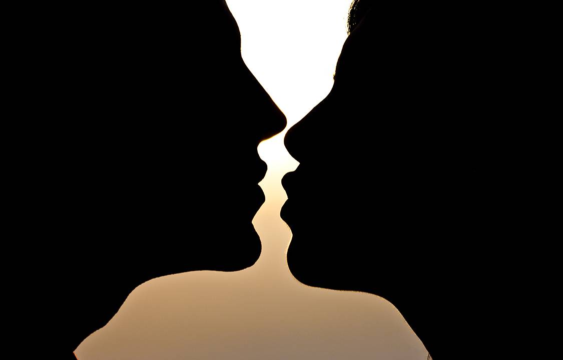 Casal se beijando