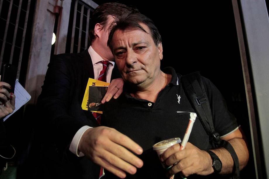 Ex-ativista italiano, Cesare Battisti, condenado na Itália à prisão perpétua por 4 homicídios na década de 70, foi solto após sete horas de prisão. Concedido o habeas corpus, Battisti deixou o prédio da Polícia Federal em São Paulo sem falar com jornalistas - 13/03/2015 Ex-ativista italiano, Cesare Battisti, condenado na Itália à prisão perpétua por 4 homicídios na década de 70, foi solto após sete horas de prisão. Concedido o habeas corpus, Battisti deixou o prédio da Polícia Federal em São Paulo sem falar com jornalistas - 13/03/2015