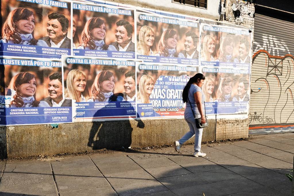 Na briga – Cartazes de Cristina e seus candidatos em La Matanza, na periferia de Buenos Aires: disputa apertada na província