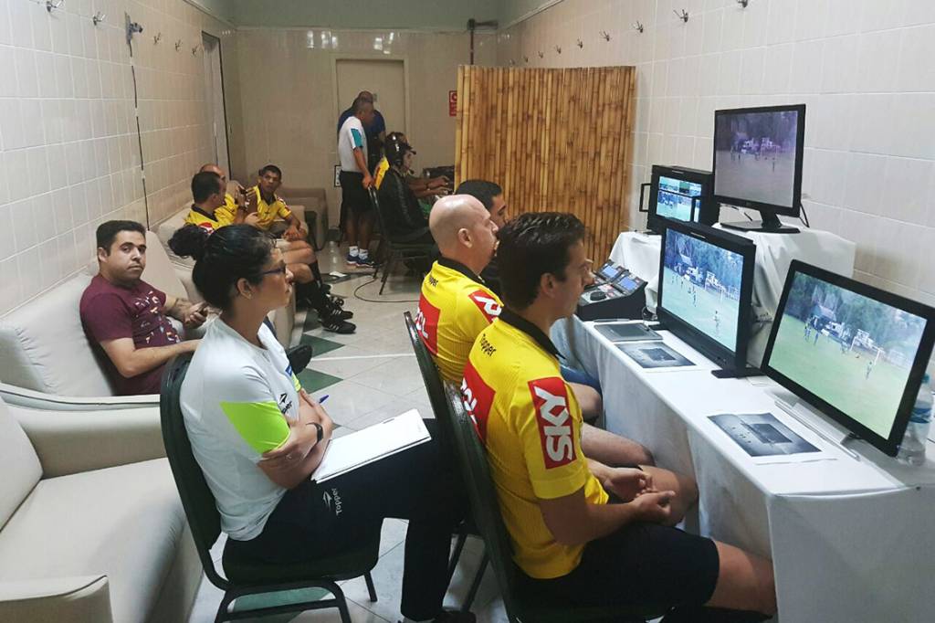 Tecnologia em campo: o 1º dia de aula de um árbitro de vídeo