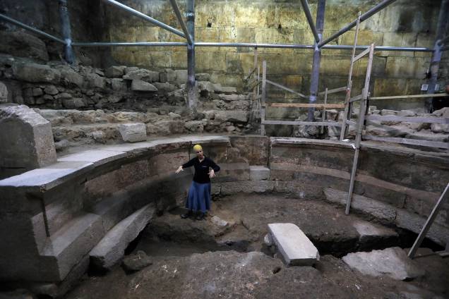 A arqueóloga Tehillah Lieberman trabalha em trecho recém-descoberto do Muro das Lamentações, na Cidade Velha de Jerusalém - 16/10/2017 A arqueóloga Tehillah Lieberman trabalha em trecho recém-descoberto do Muro das Lamentações, na Cidade Velha de Jerusalém - 16/10/2017