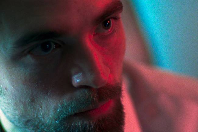 Robert Pattinson em cena do filme