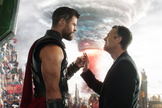 THOR: RAGNAROK com Thor (Chris Hemsworth) e Hulk (Mark Ruffalo) THOR: RAGNAROK com Thor (Chris Hemsworth) e Hulk (Mark Ruffalo)
