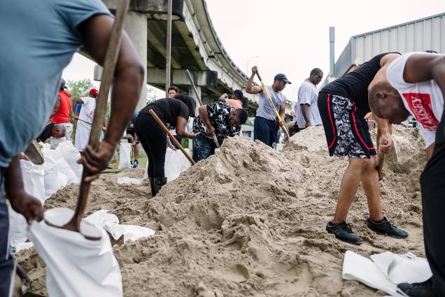 Pessoas fazem barricada em Nova Orleans antes de furacão Nate chegar aos Estados Unidos - 07/10/2017 Pessoas fazem barricada em Nova Orleans antes de furacão Nate chegar aos Estados Unidos - 07/10/2017