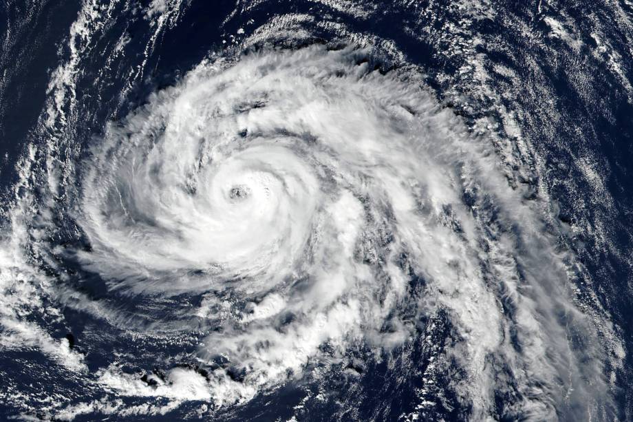 Imagens de satélite do Furacão Ophelia no oceano. Segundo o Serviço Meteorológico da Irlanda, o furacão Ophelia reforçou-se em uma tempestade de categoria 3 quando passou perto do arquipélago dos Açores portugueses, em 14 de outubro, na rota para a Irlanda. Cinco municípios no oeste da Irlanda serão colocados em alerta vermelho para condições meteorológicas "severas" desde o dia 16 de outubro até o início do dia 17 de outubro