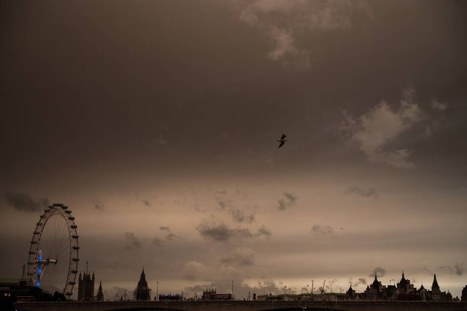 O céu escurece sobre o London Eye e as Casas do Parlamento em Londres, devido ao ar quente e pó varrido causado pela tempestade Ophelia, que se aproxima da Inglaterra - 16/10/2017