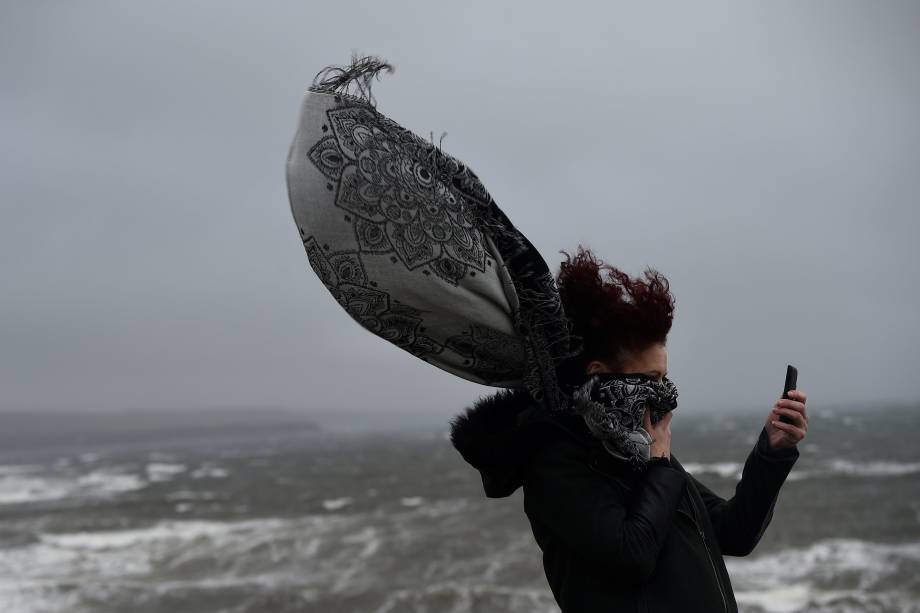 Uma mulher tira uma seflie enquanto a tempestade Ophelia se aproxima da cidade de Lahinch, na Irlanda- 16/10/2017