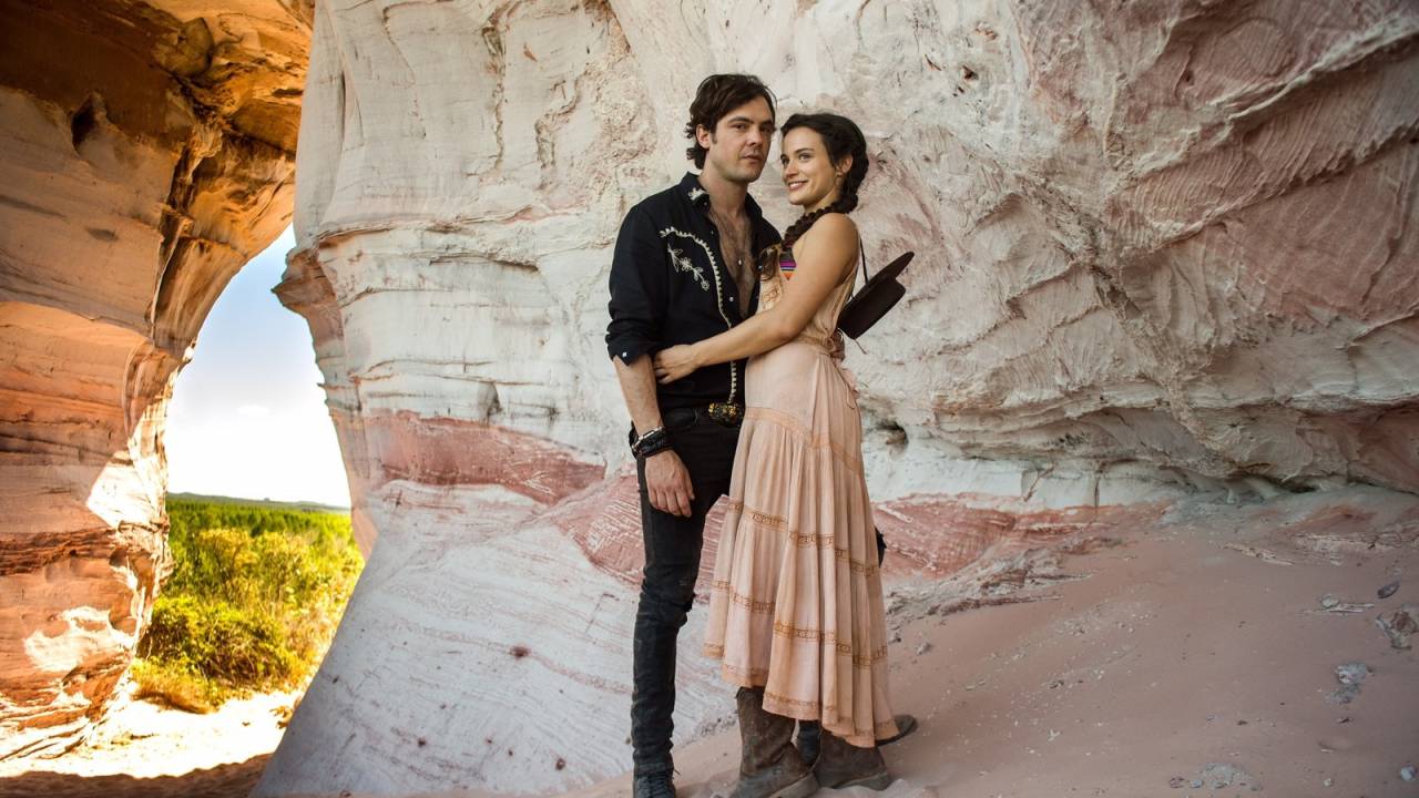 Gael (Sergio Guizé) e Clara (Bianca Bin) de 'O Outro Lado do Paraíso'