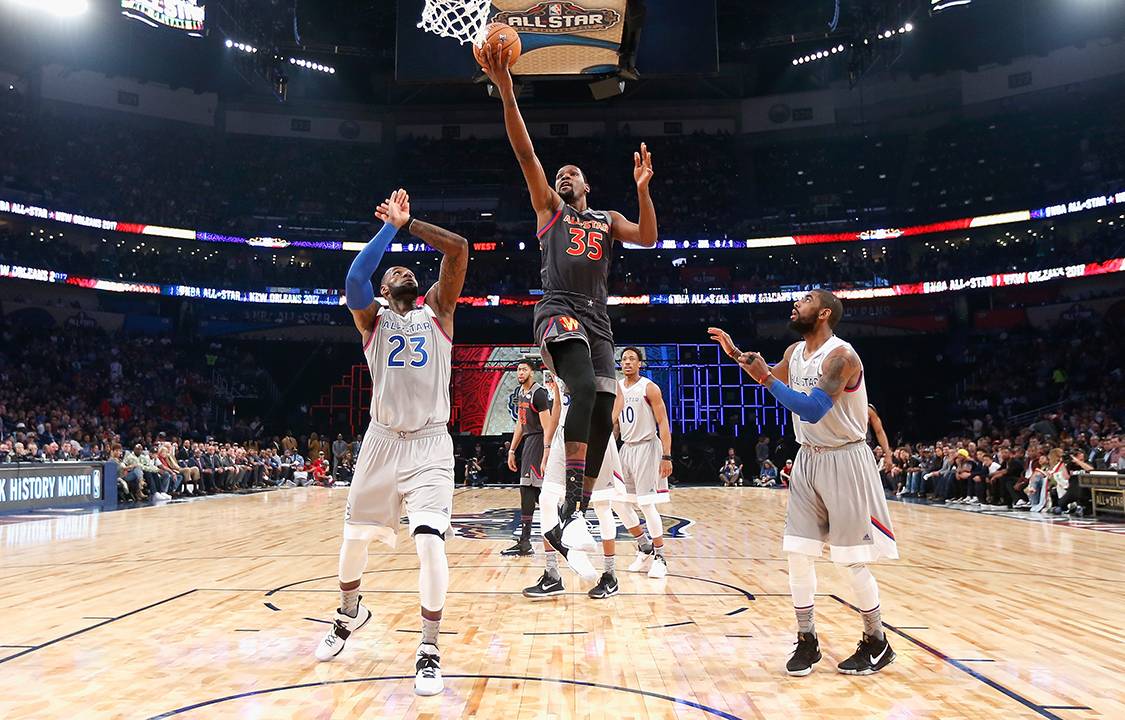 Jogo entre Golden State Warriors e Cleveland Cavaliers pelo NBA All-Star Game 2017 em New Orleans, Louisiana