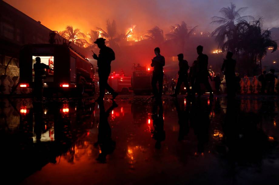 Policiais trabalham na área de um incêndio no hotel Kandawgyi Palace em Yangon, um dos pólos prestigiados por turistas em Myanmar - 19/10/2017