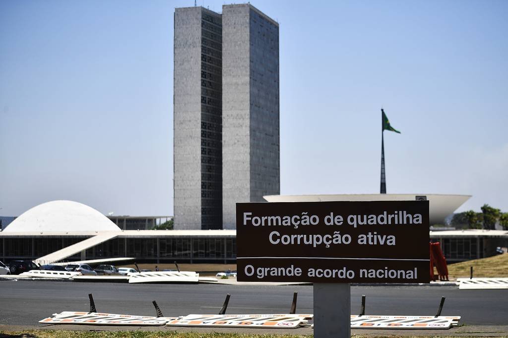 Dobrem-se os salários de Moro e Bretas