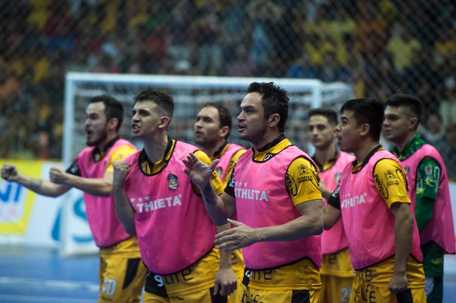 Jogadores do banco de reservas do Sorocaba durante a comemoração de um gol na partida decisiva contra o Corinthians, válida pela Liga Paulista de Futsal