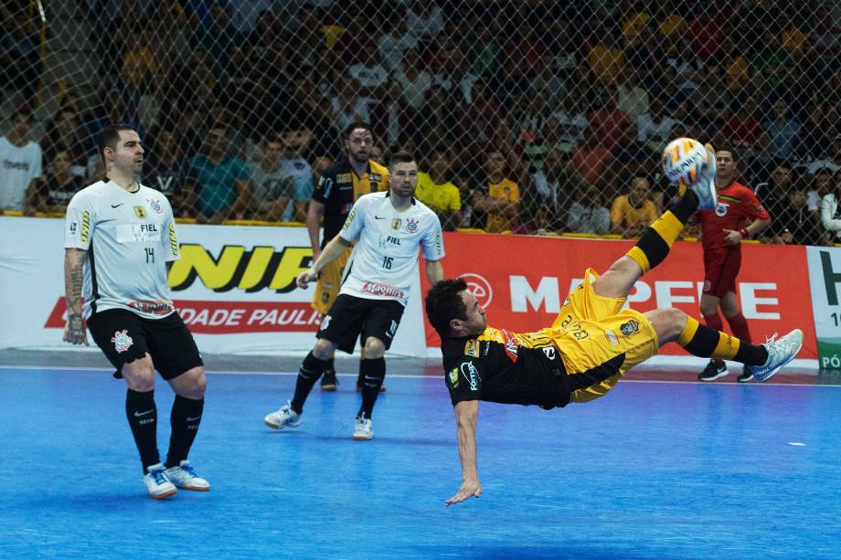 Falcão aplica bicicleta na partida em que o Sorocaba venceu o Corinthians e conquistou o título da Liga Paulista de Futsal, na Arena Sorocaba