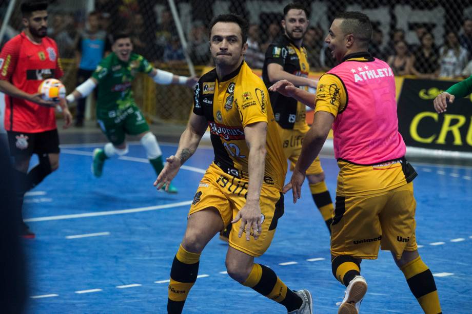 Falcão comemora o gol marcado na prorrogação da partida final contra o Corinthians, válida pela Liga Paulista de Futsal, na Arena Sorocaba, em São paulo