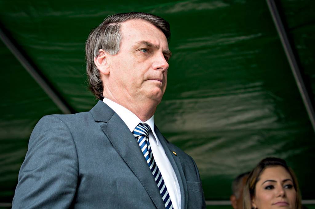 O Deputado Dederal Jair Bolsonaro (PSC-RJ), com a esposa Michele Bolsonaro, durante cerimônia de formação de novos Cadetes na Academia Militar das Agulhas Negras.