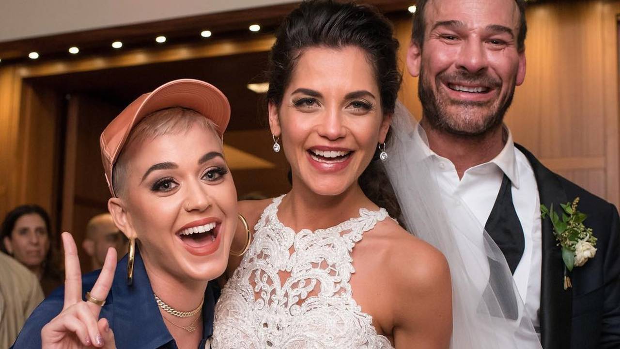 Katy Perry faz aparição supresa em casamento