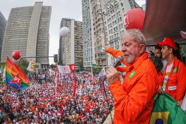 Lula discursa no centro do Rio de Janeiro, durante a passagem de sua caravana pelo estado. Lula discursa no centro do Rio de Janeiro, durante a passagem de sua caravana pelo estado.