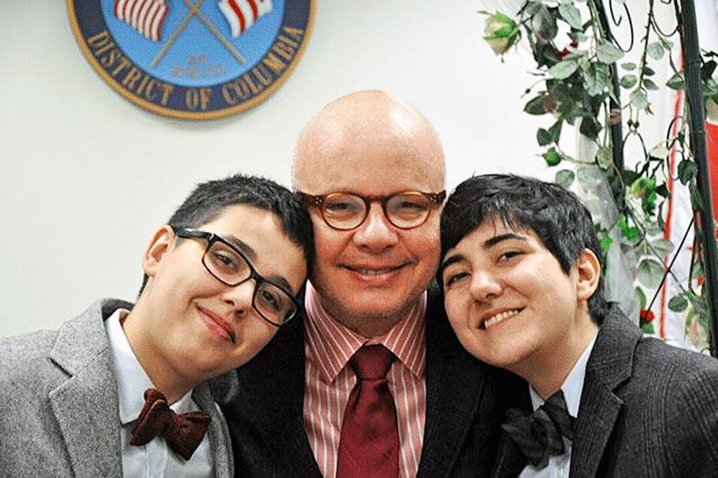 Tas entre o filho Luc, de 28 anos (à esq.), e o genro Nicholas, também trans: “A informação é fundamental para acabar com o preconceito”