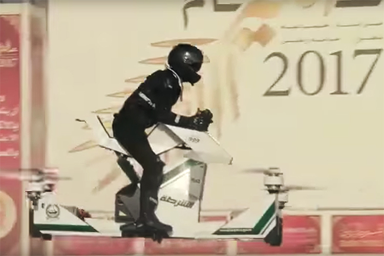 Policial voando na moto
