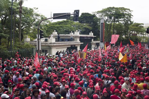 Integrantes da Ocupação Povo Sem Medo, do MTST, chegam ao Palácio dos Bandeirantes após marcharem desde São Bernardo, nesta terça-feira (31) Integrantes da Ocupação Povo Sem Medo, do MTST, chegam ao Palácio dos Bandeirantes após marcharem desde São Bernardo, nesta terça-feira (31)