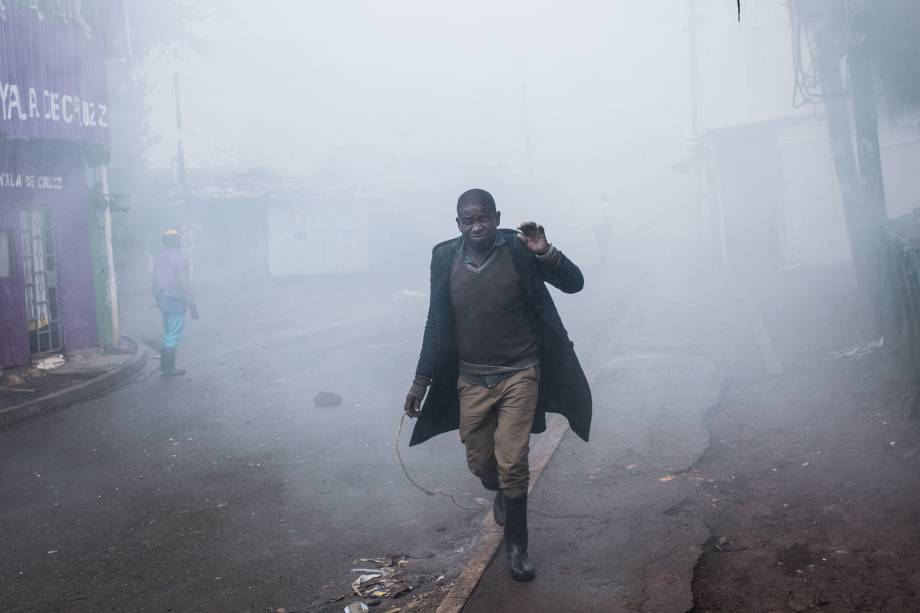 Manifestantes da Super-Aliança Nacional (NASA) protestam na favela de Kibera em Nairóbi. Os manifestantes boicotaram a votação e tentam bloquear as eleições presidenciais - 26/10/2017