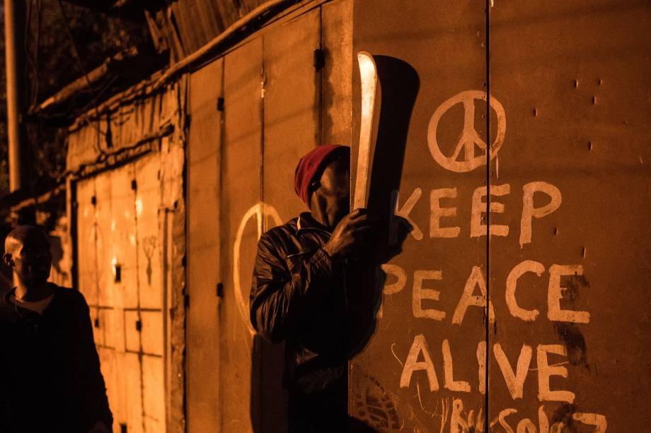 Manifestantes da Super-Aliança Nacional (NASA) protestam na favela de Kibera em Nairóbi. Os manifestantes boicotaram a votação e tentam bloquear as eleições presidenciais - 26/10/2017