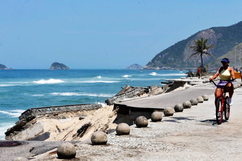 Trecho do calçadão e ciclovia na Praia da Macumba desaba após força da água, no Rio – 09/10/2017