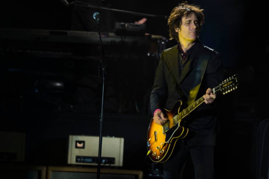 O guitarrista Rusty Anderson durante show no Allianz Parque, em São Paulo - 15/10/2017