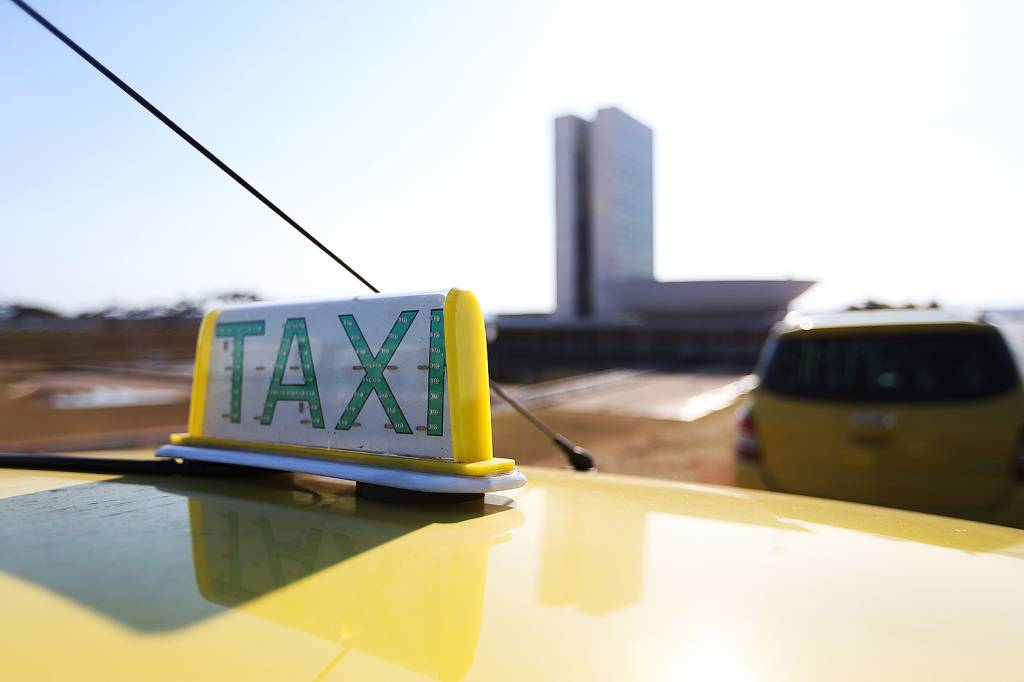 Governo Bolsonaro fará PIX para 245 mil taxistas nesta terça-feira