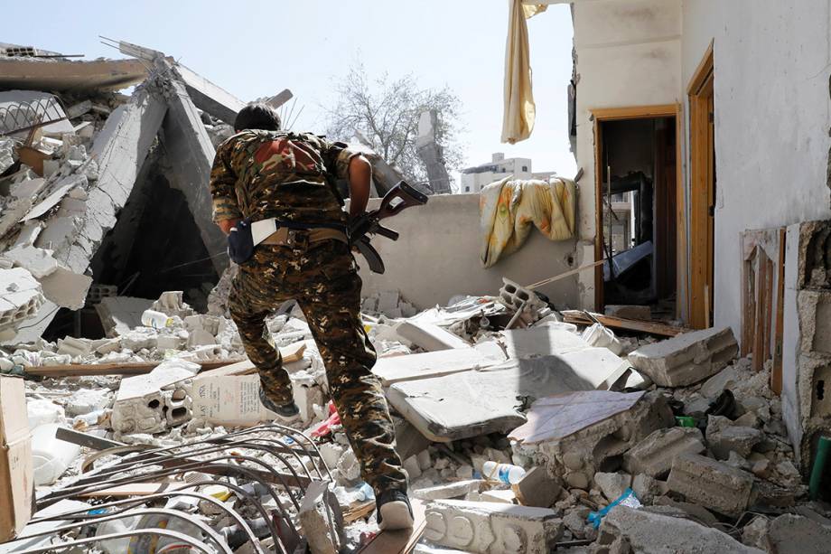 Soldado das Forças Democráticas Sírias corre para se proteger durante batalha contra militantes do Estado Islâmico, em Raqqa - 04/10/2017