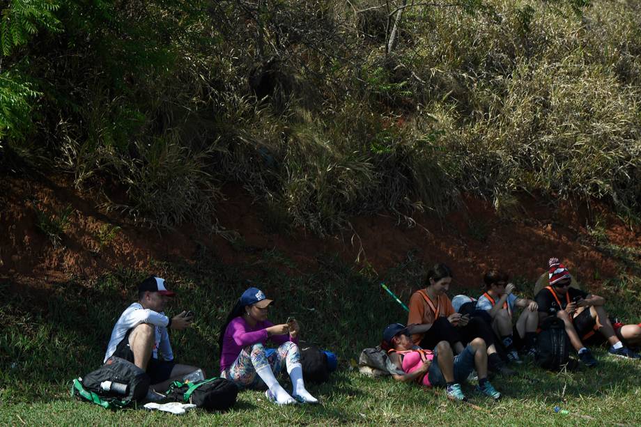 Romeiros descansam em acostamendo da rodovia Dutra, durante caminhada até a Basílica de Nossa Senhora Aparecida