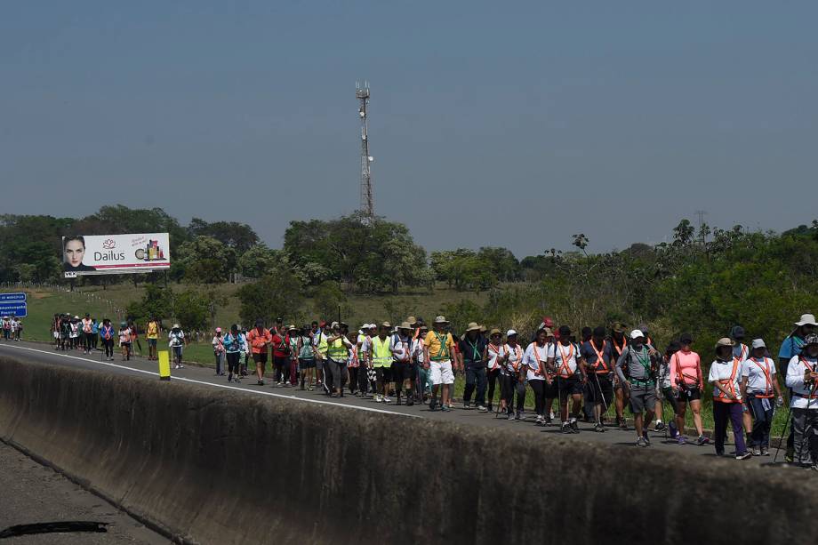 Romeiros caminham pela rodovia Dutra até a Basílica de Nossa Senhora Aparecida