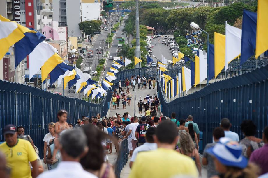 Movimentação dos fiéis na véspera do dia de Nossa Senhora Aparecida