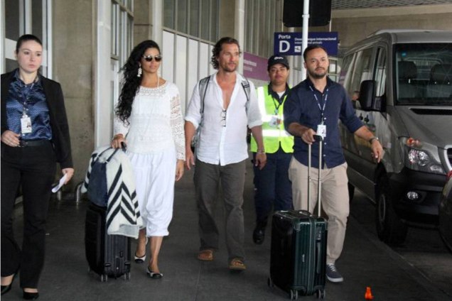 Ator Matthew McCounaghey e Camila Alves chegam ao Brasil para casamento de Michelle Alves e Guy Oseary Ator Matthew McCounaghey e Camila Alves chegam ao Brasil para casamento de Michelle Alves e Guy Oseary