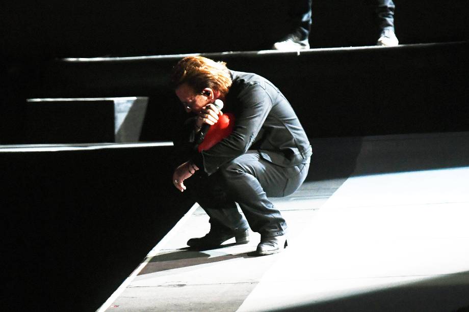 O vocalista da banda U2, Bono Vox, durante o show em comemoração aos 30 anos do lançamento do CD "The Joshua Tree", no Estádio do Morumbi, em São Paulo (SP) - 19/10/2017 O vocalista da banda U2, Bono Vox, durante o show em comemoração aos 30 anos do lançamento do CD "The Joshua Tree", no Estádio do Morumbi, em São Paulo (SP) - 19/10/2017